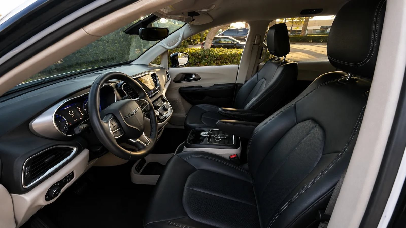 Used 2024 Chrysler Pacifica Touring-L FWD image 19