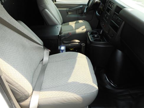 Used 2016 Chevrolet Express 2500 RWD image 26