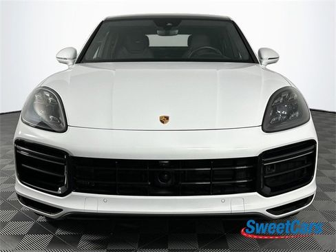 Used 2023 Porsche Cayenne Turbo image 2