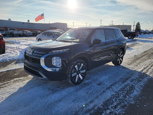 Used 2025 Mitsubishi Outlander SE image 1