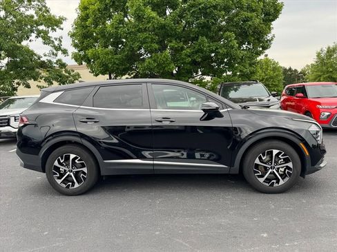 Used 2024 Kia Sportage EX FWD image 2