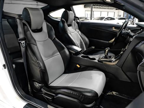 Used 2013 Hyundai Genesis 3.8 RWD image 35