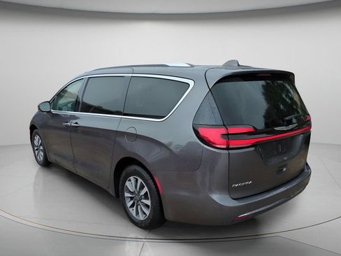 Used 2021 Chrysler Pacifica Touring-L FWD image 6