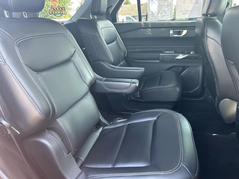 Used 2024 Ford Explorer XLT w/ Equipment Group 202A AWD/4WD image 28