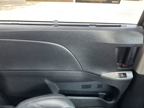 Used 2016 Toyota Sienna SE Premium FWD image 30