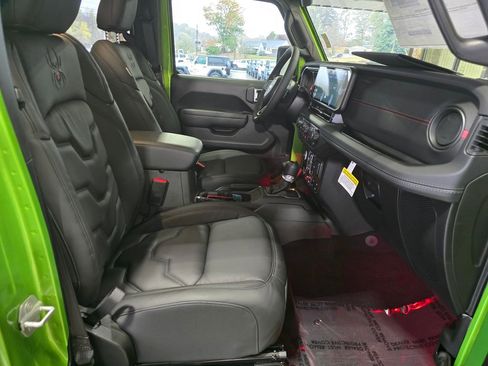 New 2025 Jeep Wrangler Unlimited Rubicon w/ Technology Group image 25