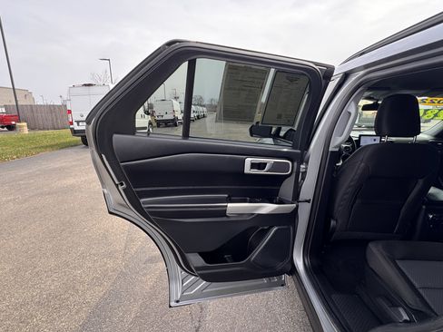 Used 2022 Ford Explorer XLT image 24