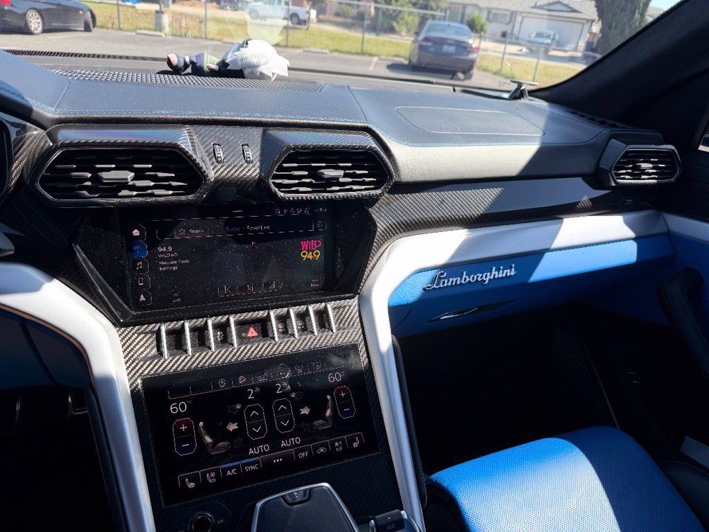 Used 2020 Lamborghini Urus AWD/4WD image 23
