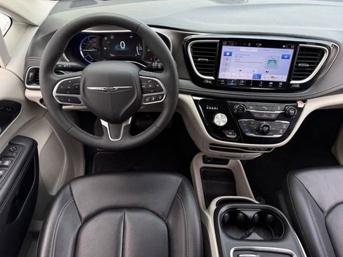 Used 2024 Chrysler Pacifica Limited FWD image 12