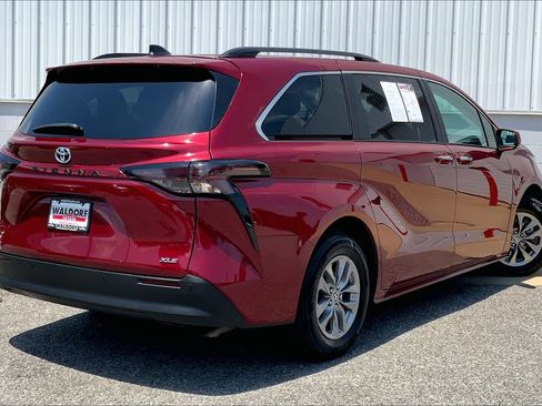 Used 2025 Toyota Sienna XLE FWD image 17