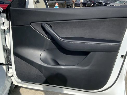 Used 2021 Tesla Model Y Long Range image 25