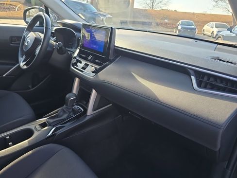 Used 2025 Toyota Corolla Cross LE image 24