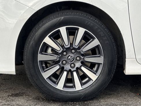 Used 2020 Toyota Sienna LE image 28