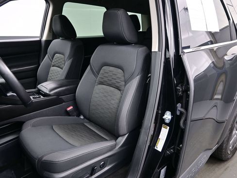 Used 2025 Nissan Pathfinder SV AWD/4WD image 12