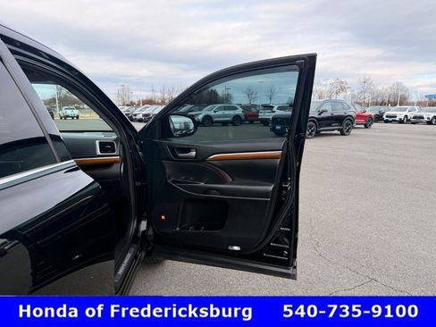 Used 2017 Toyota Highlander Limited image 19
