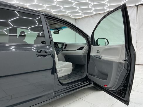 Used 2015 Toyota Sienna LE FWD image 17