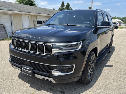 Used 2024 Jeep Wagoneer L Series II w/ Flexible Seating Group AWD/4WD image 12