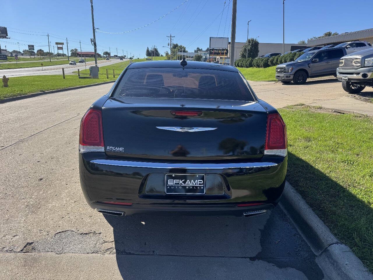 Used 2018 Chrysler 300 Limited AWD/4WD image 4