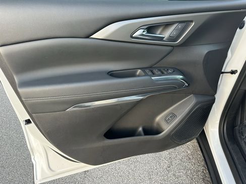 Certified 2025 Chevrolet Traverse LT image 12