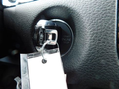 Used 2014 Volkswagen Touareg Sport image 18