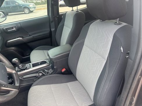 Used 2020 Toyota Tacoma TRD Off-Road image 17