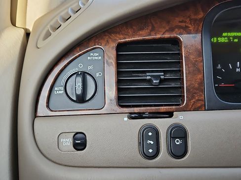 Used 2001 Lincoln Town Car Signature image 18