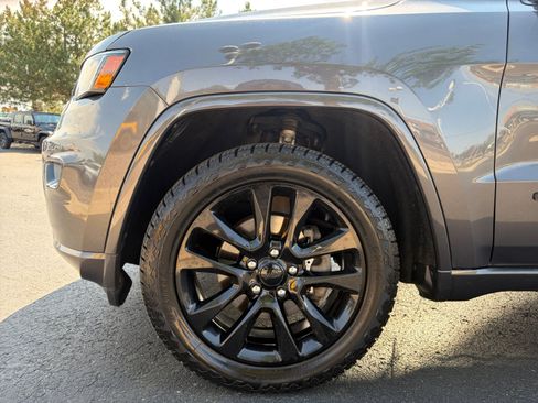 Used 2019 Jeep Grand Cherokee Altitude AWD/4WD image 10