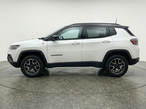 Used 2025 Jeep Compass Trailhawk AWD/4WD image 5