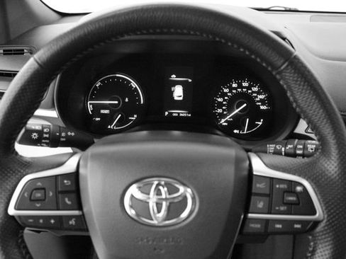 Used 2024 Toyota Sienna XSE image 18