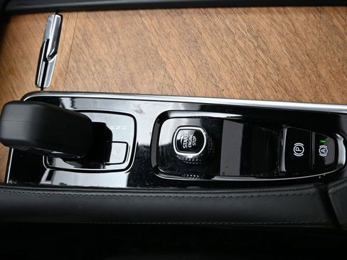 Used 2024 Volvo XC90 B5 Plus image 27