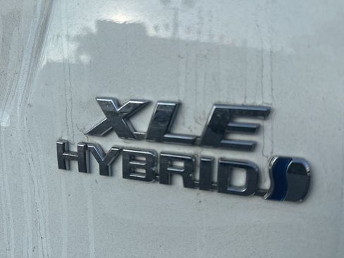 Used 2018 Toyota RAV4 XLE w/ Carpet Mat Package image 9