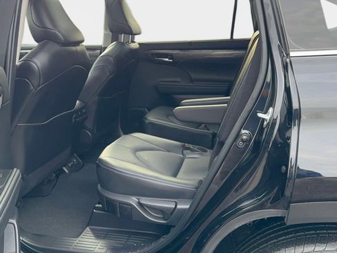 Used 2024 Toyota Highlander Platinum image 16