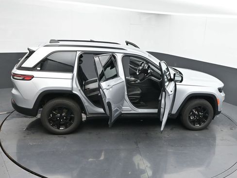 Used 2024 Jeep Grand Cherokee Altitude image 68