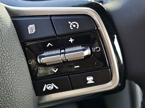 Used 2023 Kia Carnival EX image 21