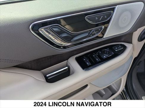 Used 2024 Lincoln Navigator Reserve image 11