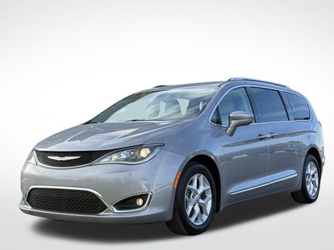 Used 2017 Chrysler Pacifica Touring-L Plus w/ Tire & Wheel Group image 11