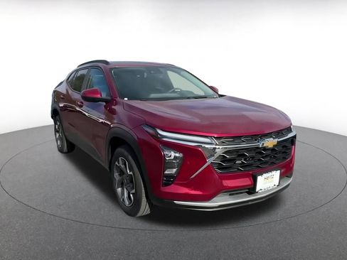 Used 2025 Chevrolet Trax LT image 3