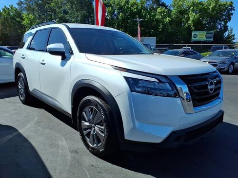 Used 2025 Nissan Pathfinder SV FWD image 1