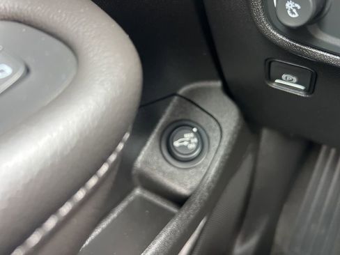 Used 2023 GMC Terrain SLE w/ Driver Convenience Package image 23