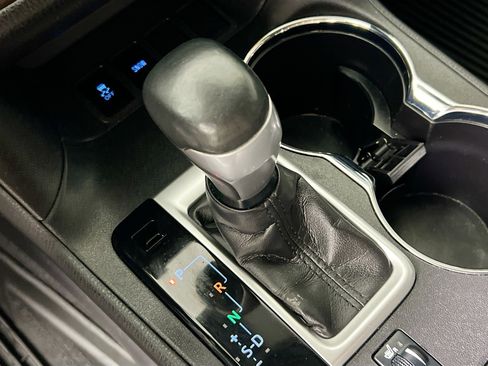 Used 2019 Toyota Highlander XLE FWD image 24