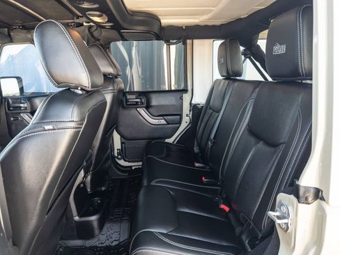 Used 2017 Jeep Wrangler Unlimited Rubicon w/ Cold Weather Group image 8