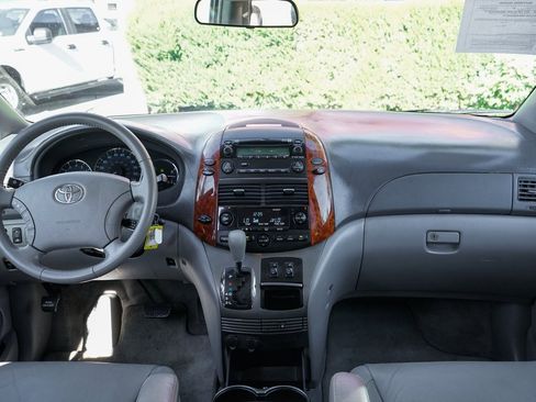 Used 2007 Toyota Sienna XLE image 27