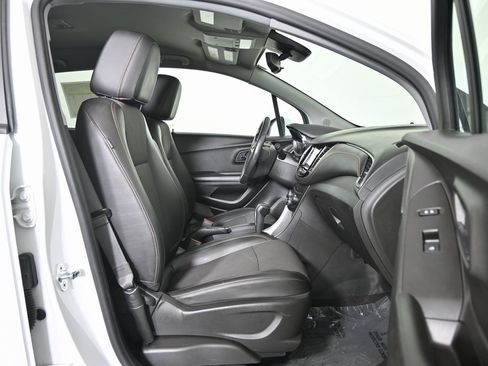 Used 2022 Chevrolet Trax LT w/ LT Convenience Package image 13