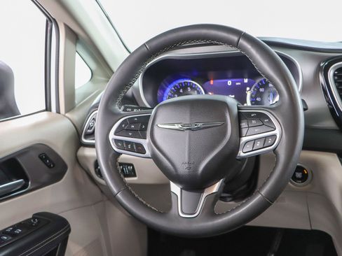 Used 2023 Chrysler Pacifica Touring-L FWD image 12