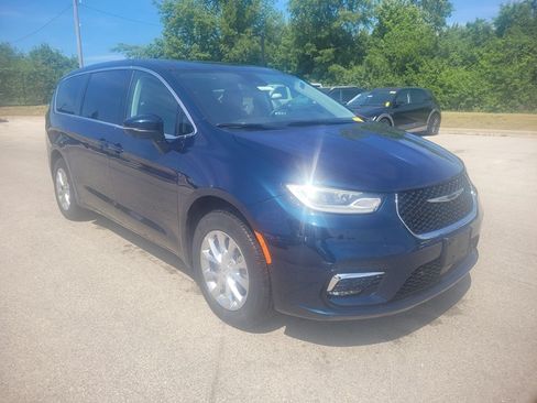 Used 2023 Chrysler Pacifica Touring-L AWD/4WD image 2