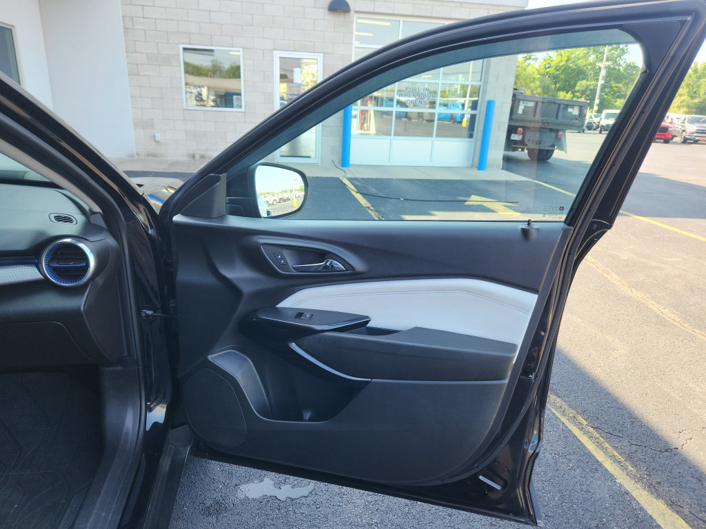 Used 2024 Chevrolet Trax LT w/ Sunroof Package FWD image 30