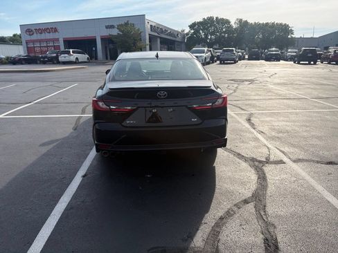 Used 2025 Toyota Camry SE w/ Convenience Package FWD image 5