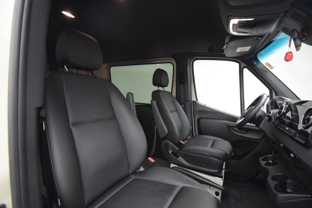 Used 2024 Mercedes-Benz Sprinter 2500 image 13