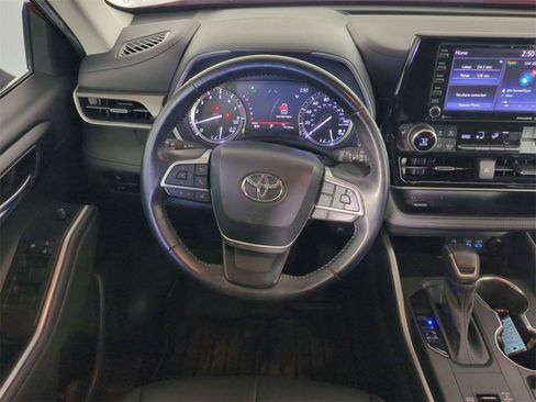 Used 2022 Toyota Highlander XLE image 19