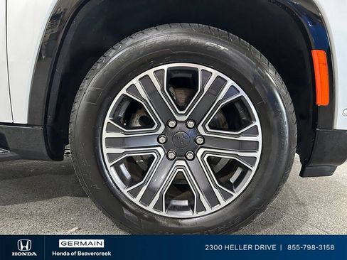 Used 2024 Jeep Wagoneer L Series II w/ Flexible Seating Group AWD/4WD image 12